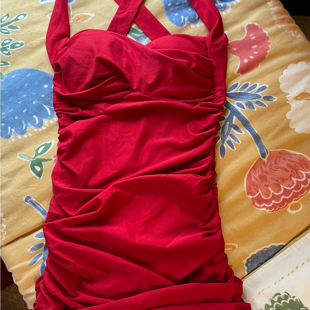 Sexy Red dress🔥… very figure flattering, has removable pads in built in bra😍